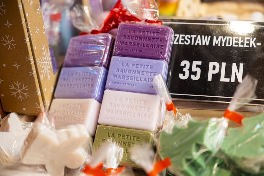 Jarmark Bożonarodzeniowy 2024 we Wrocławiu - na zdjęciach produkty, które można kupić na jarmarku